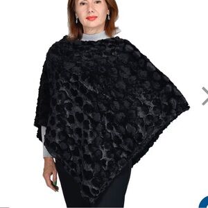 Passage faux fur poncho
